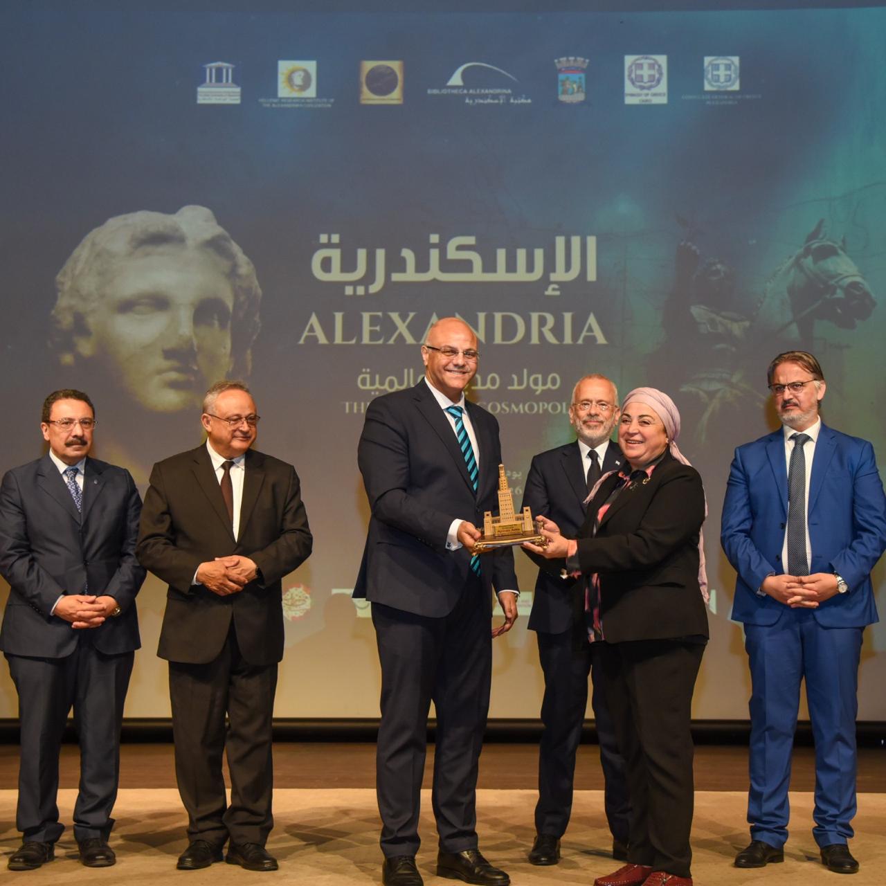 محافظ الإسكندرية يكرم الدكتورة نبيلة حسن رئيس أكاديمية الفنون علي هامش إحتفالية “الإسكندرية… مولد مدينة عالمية” 